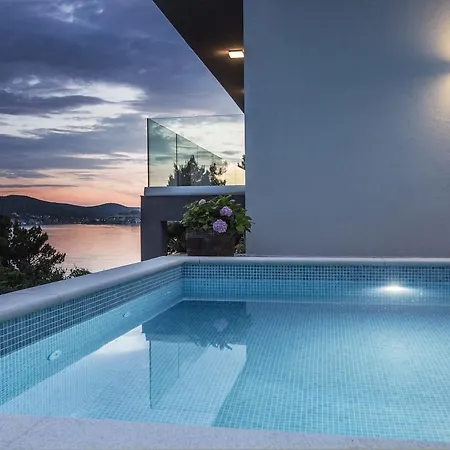 Villa Regina With Heated Pool And Sea View