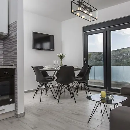 Regina With Heated Pool And Sea View