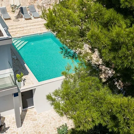 Villa Regina With Heated Pool And Sea View