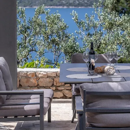 Villa Regina With Heated Pool And Sea View