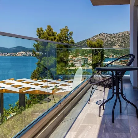 Villa Regina With Heated Pool And Sea View Marina