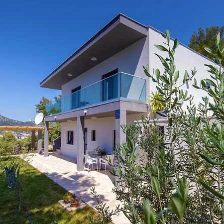 Villa Regina With Heated Pool And Sea View *