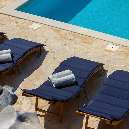 Regina With Heated Pool And Sea View