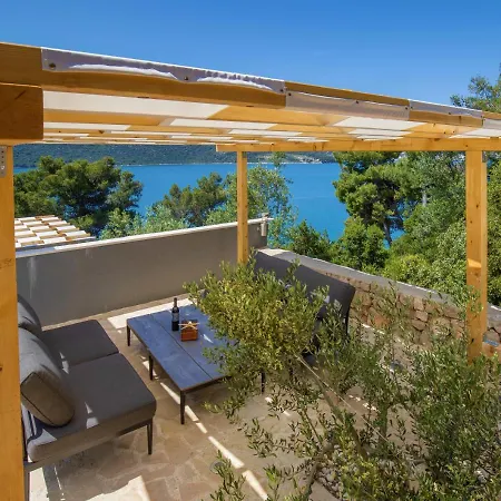 Villa Regina With Heated Pool And Sea View