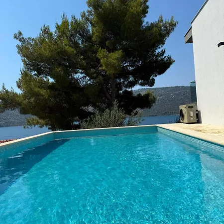 Villa Regina With Heated Pool And Sea View