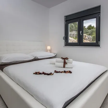 Villa Regina With Heated Pool And Sea View
