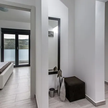 Regina With Heated Pool And Sea View Villa