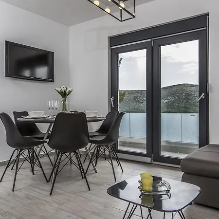 Regina With Heated Pool And Sea View