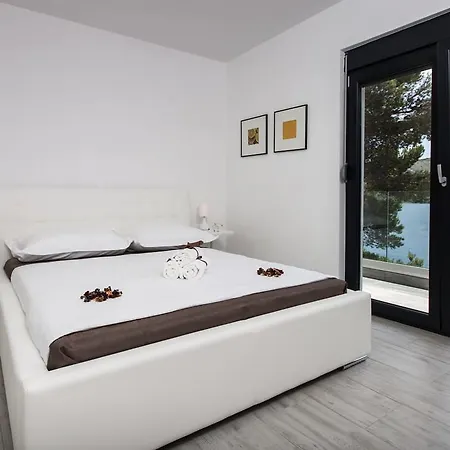 Regina With Heated Pool And Sea View