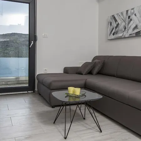 Villa Regina With Heated Pool And Sea View