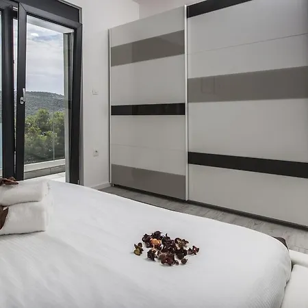 Villa Regina With Heated Pool And Sea View Marina