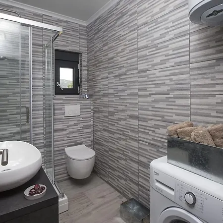 Villa Regina With Heated Pool And Sea View *