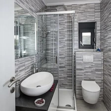 Villa Regina With Heated Pool And Sea View *