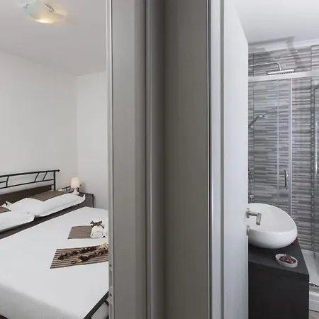 Villa Regina With Heated Pool And Sea View