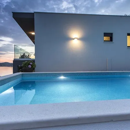 Regina With Heated Pool And Sea View