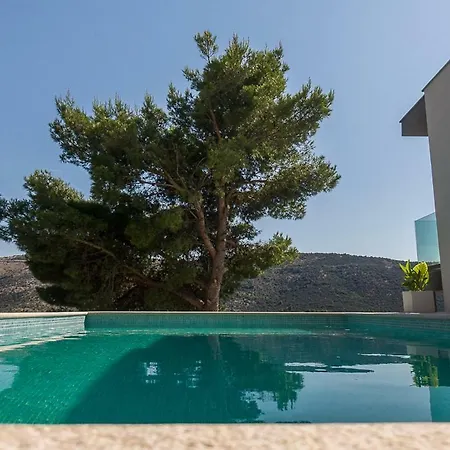 Regina With Heated Pool And Sea View Marina