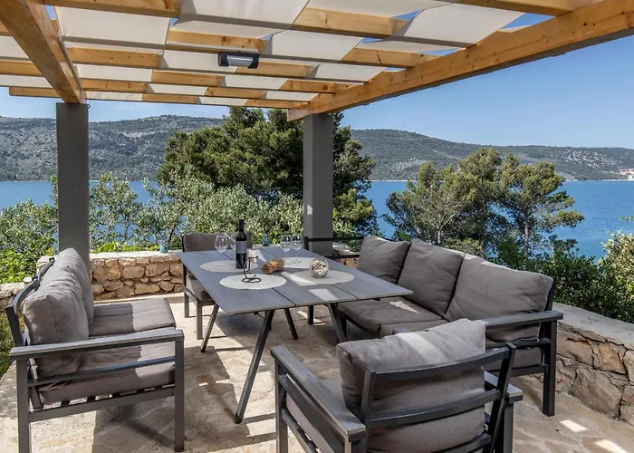 Villa Regina With Heated Pool And Sea View Marina