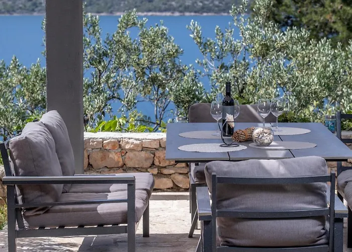 Villa Regina With Heated Pool And Sea View