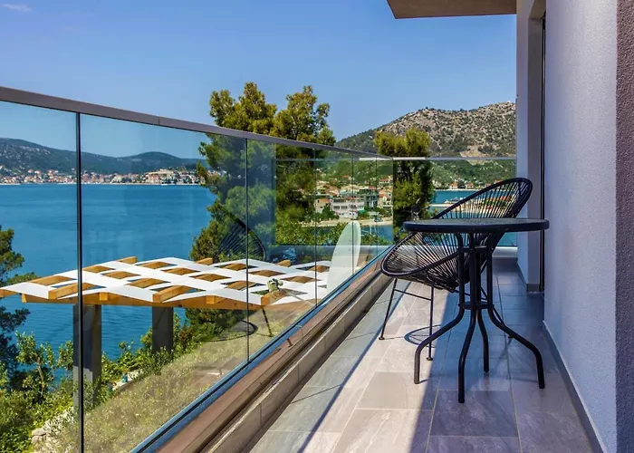 Villa Regina With Heated Pool And Sea View Marina