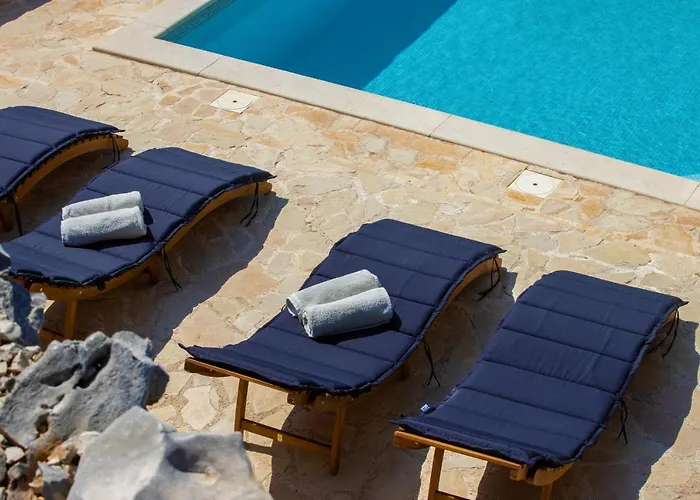Regina With Heated Pool And Sea View