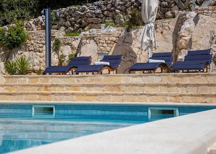 Villa Regina With Heated Pool And Sea View Marina