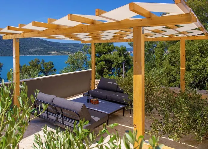Regina With Heated Pool And Sea View Marina