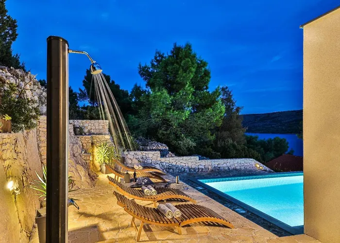 Regina With Heated Pool And Sea View