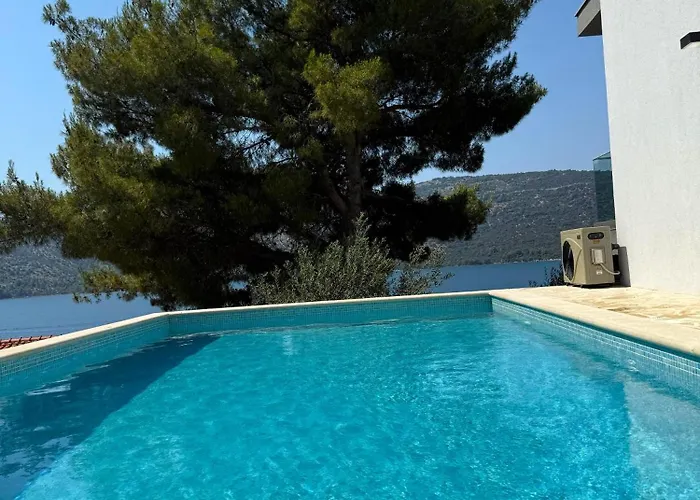 Villa Regina With Heated Pool And Sea View