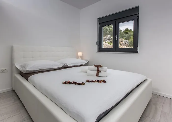 Villa Regina With Heated Pool And Sea View