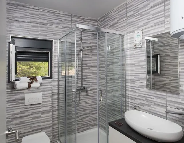 Regina With Heated Pool And Sea View Villa