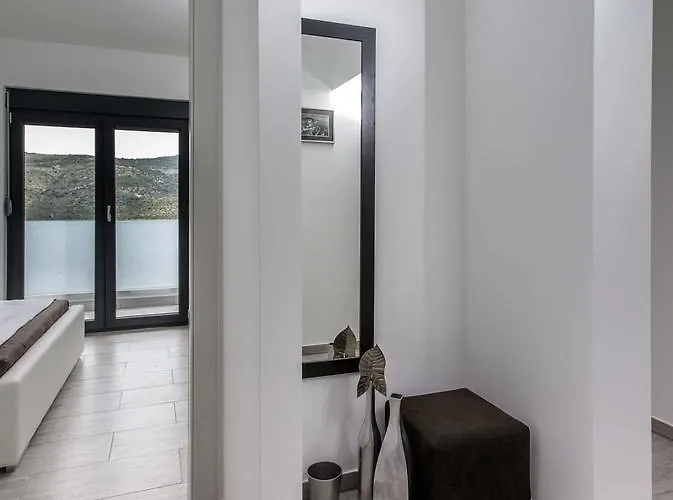 Regina With Heated Pool And Sea View Villa