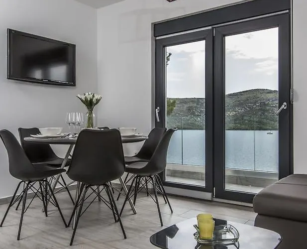 Regina With Heated Pool And Sea View
