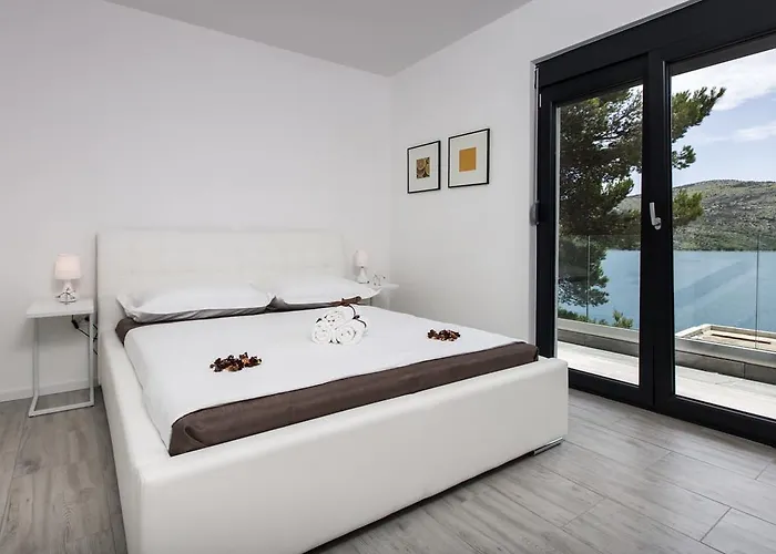 Regina With Heated Pool And Sea View