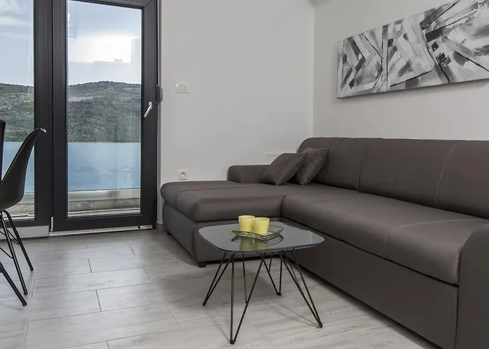 Villa Regina With Heated Pool And Sea View