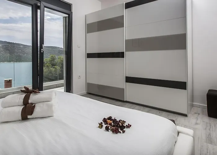 Villa Regina With Heated Pool And Sea View Marina