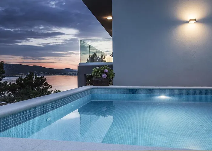 Villa Regina With Heated Pool And Sea View