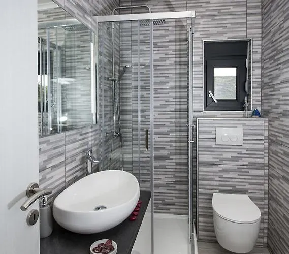 Villa Regina With Heated Pool And Sea View *