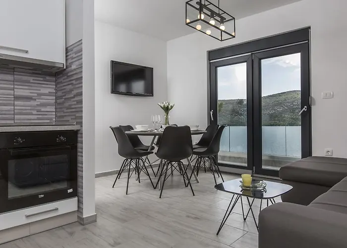 Regina With Heated Pool And Sea View