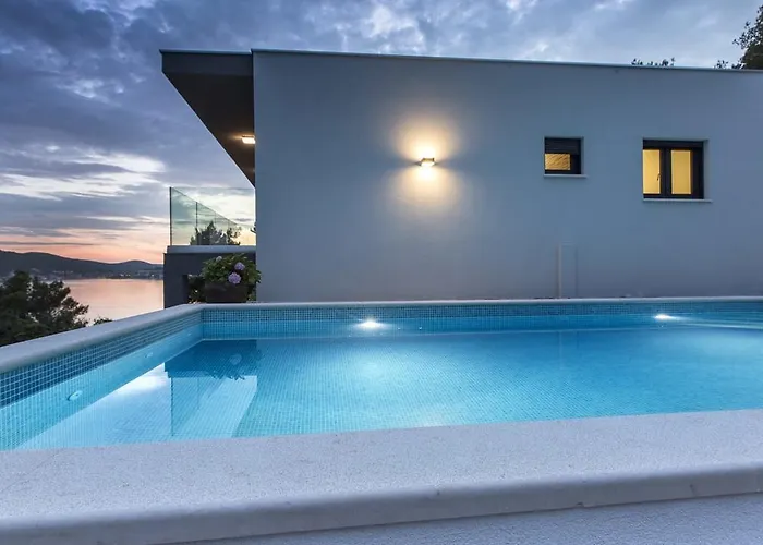 Regina With Heated Pool And Sea View