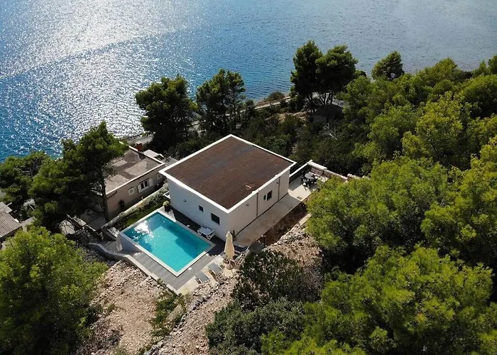 Villa Regina With Heated Pool And Sea View Marina